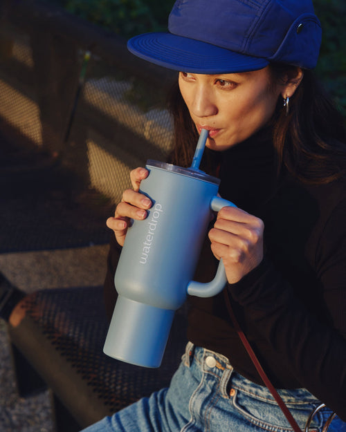 Starter Set Explorer Thermo Tumbler mit Trinkhalm im Einsatz.