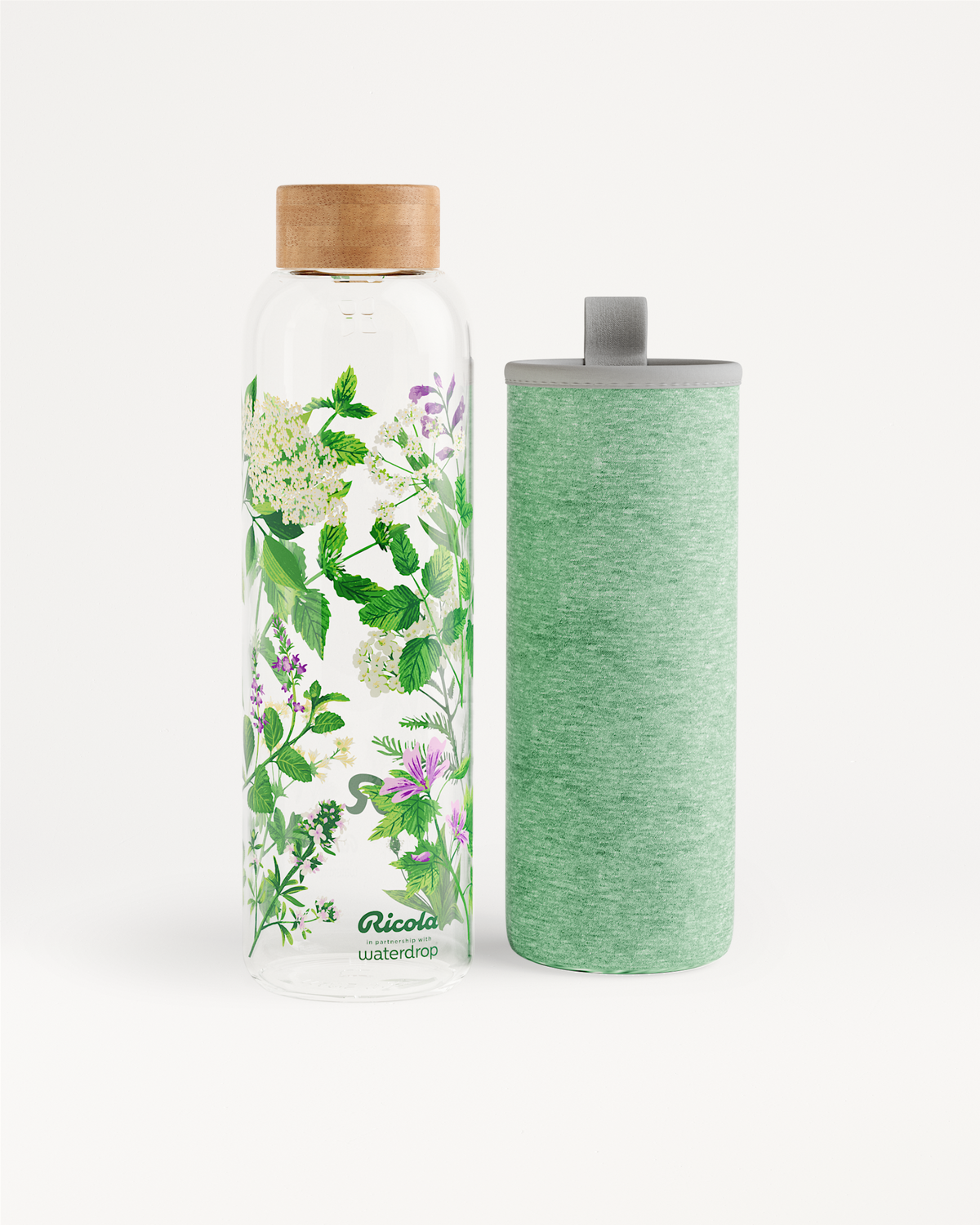 Ricola Edition Glasflasche mit botanischem Design und Holzkappe.