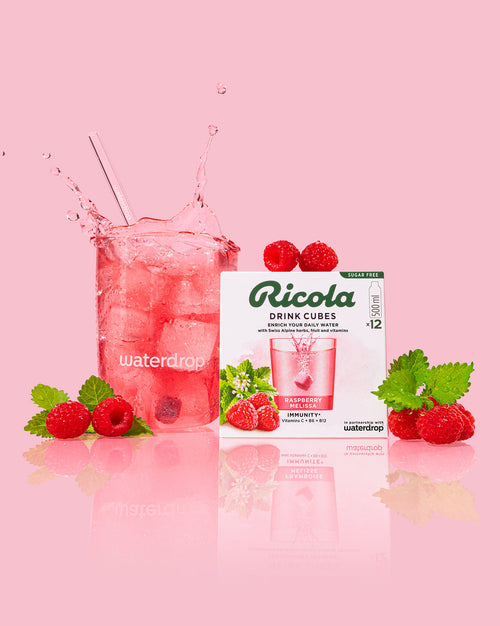 waterdrop® x Ricola Set mit Himbeer-Melisse-Drink und Ricola-Kräuterwürfeln.